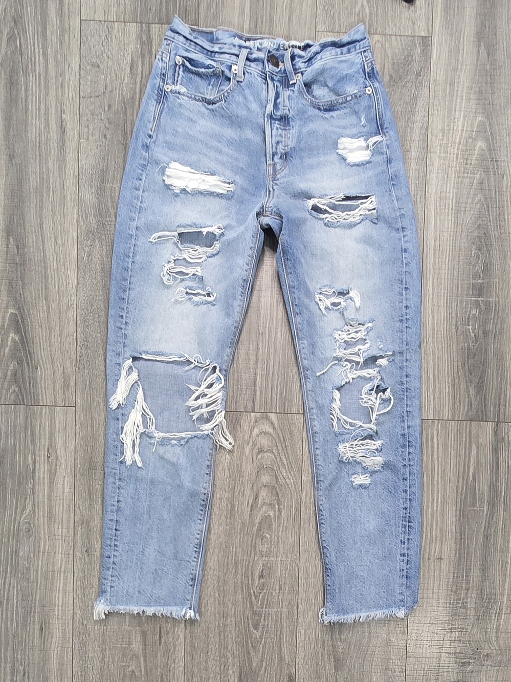 American Eagle Women's 00 Light Wash Super Distressed Ripped Jeans.